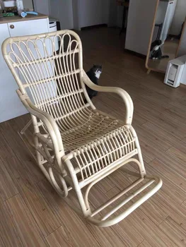 Vintage bambusa šūpuļkrēsls, mājas āra balkonu, mājas vecāka gadagājuma rotangpalmas atpūtas krēsls